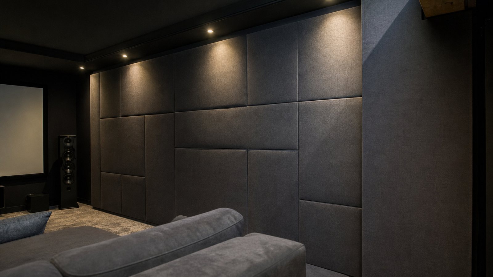 Parois désolidarisées et porte acoustique insonorisant une salle de home cinéma privée