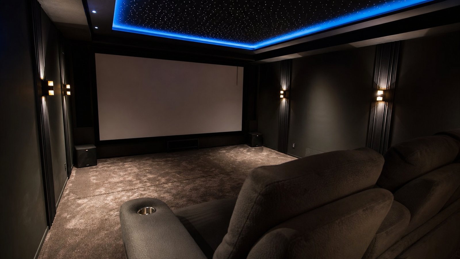 Salle dédiée obscure et salon cinéma élégant, deux configurations possibles de home cinéma privé