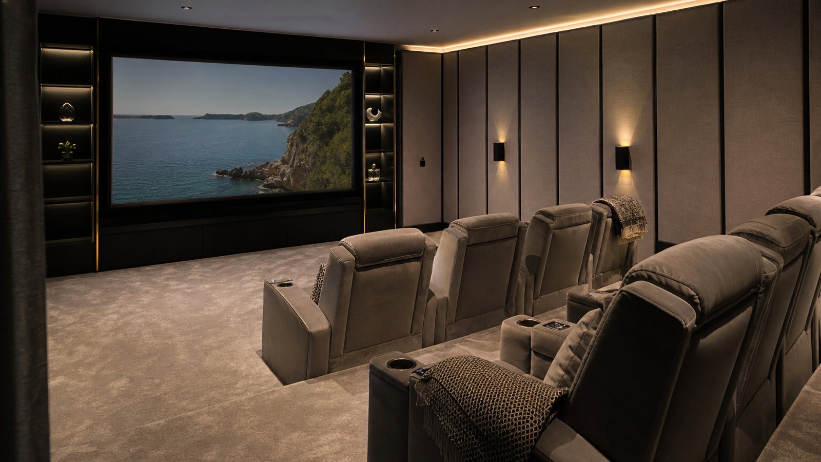 Salle de cinéma privée haut de gamme avec fauteuils et grand écran